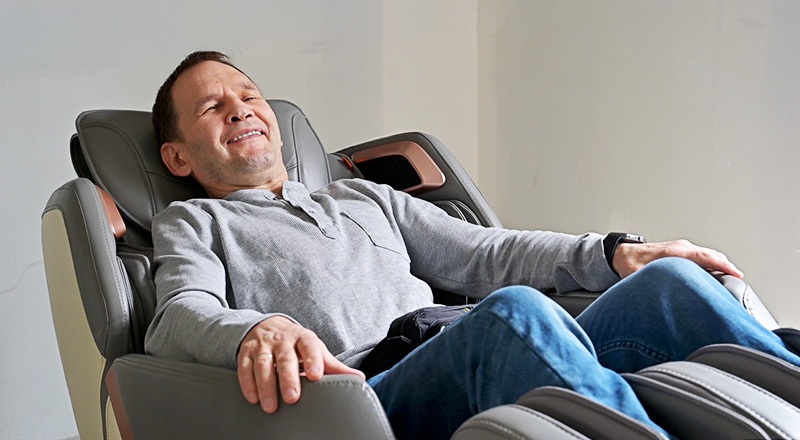 Przekazanie fotela masującego Markowi Piotrowskiemu przez Przemka Saletę [Relacja Video]