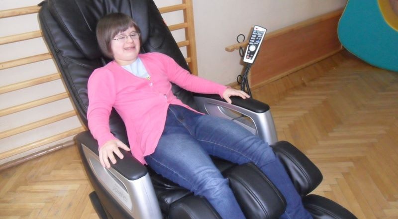 Fotel masujący pomaga niepełnosprawnym dzieciom